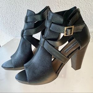 **NEW** Steve Madden Pebble Leather Peep toe Bootie Heels. Sz 8.5